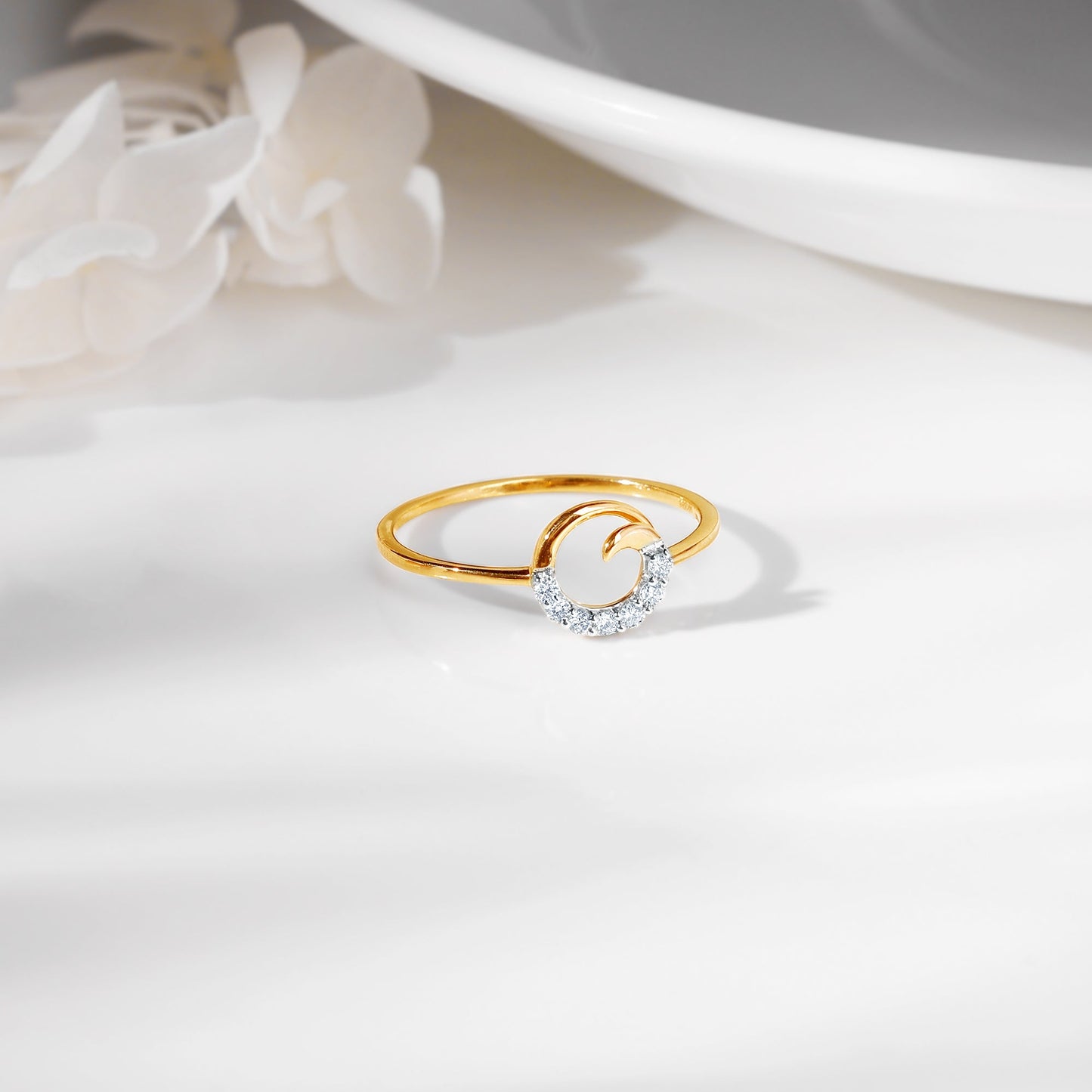 Gold Cirque Diamond Ring